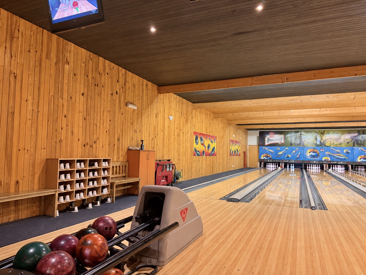 Bowlingbahnen in einem holzverkleideten Innenraum