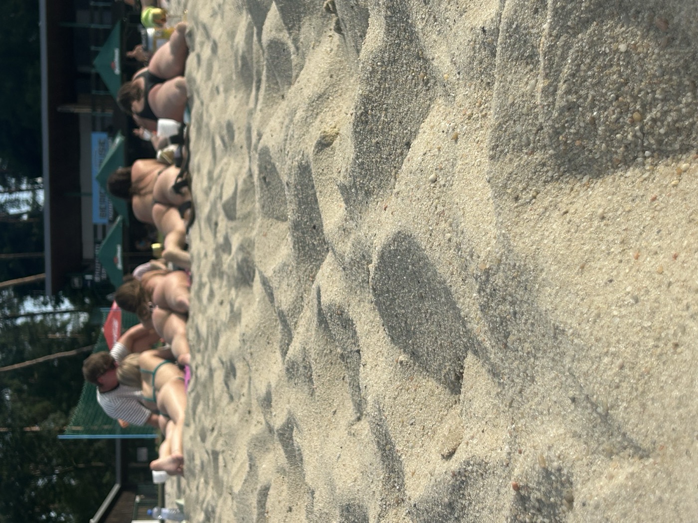Pohled přes vodní hladinu na lesnatý břeh Orlíku